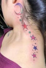 Працює невеликий пучок татуювання з п’ятикутними зірками