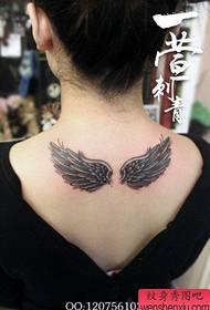 le ragazze appoggiano un disegno del tatuaggio ali bianco e nero