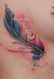 胸部好看的羽毛紋身圖案