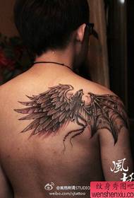 悪魔の翼の入れ墨のパターンを持つ男の子の肩古典的なハンサムな天使