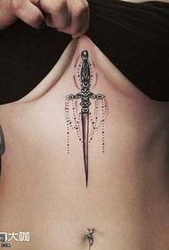 Modello di tatuaggio pugnale sul petto