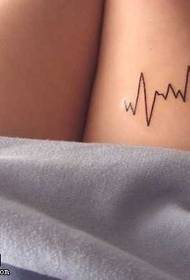 女性の足の心電図のタトゥーパターン