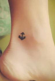 Ipateni encinci ye tattoo ye-anchor emilenzeni