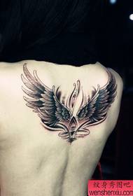 bellezza indietro bellissimo modello di tatuaggio ala