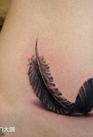 Juodos plunksnos tatuiruotės modelis juosmeniu