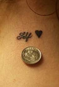 Cuello letra pequeña con patrón de tatuaje de amor