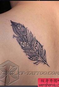 Popularny klasyczny wzór tatuażu z piórami na ramionach