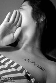 Padrão de tatuagem de personagem de ECG no peito