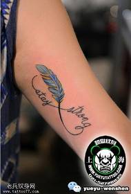 Tatuaje de plumas en el brazo