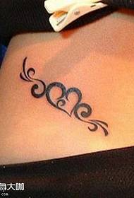 Patrón de tatuaje de tótem de corazón de cintura