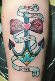 Le braccia dei ragazzi hanno dipinto ad acquerello le belle immagini del tatuaggio dell'ancora