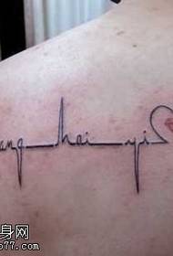 Gut aussehendes Mode-EKG-Tattoo auf den Schultern