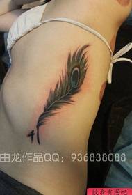 ຄວາມງາມດ້ານໃນຂອງແອວແມ່ນຮູບແບບ tattoo ທີ່ມີຊື່ສຽງຂອງ peacock feather