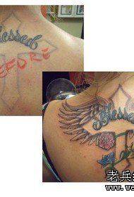 Kreuzflügel-Tattoo-Muster im Nacken