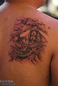 Modello di tatuaggio della barca a vela del faro di ancoraggio posteriore