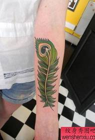 meisje arm kleur pauw veer tatoeëringspatroon