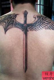 indietro un'ala con un modello di tatuaggio di spada