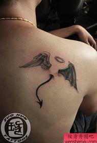 mužské zadní rameno napůl anděl napůl démon křídla tetování vzor