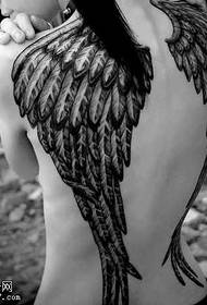 满背时尚翅膀纹身图案