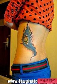 美腰人気の繊細な羽タトゥーパターン