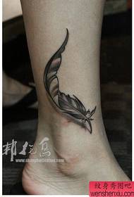 piękny czarno-biały wzór tatuażu z piór dla nóg dziewcząt