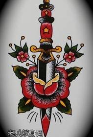 Model de tatuaj cu flori de pumnal cu manuscris