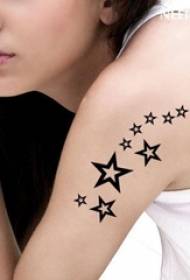 Braccio da ragazza su linea nera creativa foto letteraria del tatuaggio stella