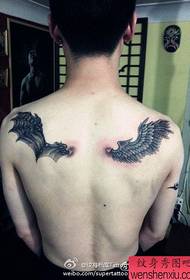 mannelijke rug half engel half demon vleugels tattoo patroon
