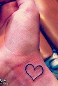 Modello tatuaggio totem amore polso