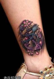 Kāju personības purpura ziedu enkura tetovējuma modelis