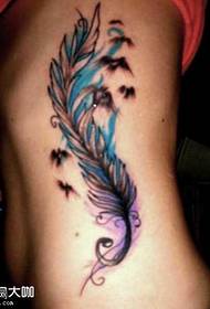 Motivo tatuaggio piuma in vita