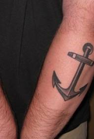 Pojat käsivarret mustalla harmaalla luonnospistevinkillä Luovan laivaston tuulen ankkurin tatuointikuva