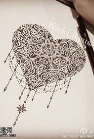 Супер блестящий образец татуировки рукописи в форме сердца