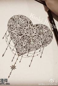 Un modello di tatuaggio manoscritto a forma di cuore super lucido