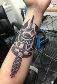 Χέρι του αγοριού σε μαύρο γκρι σκίτσο σημείο αγκάθι δεξιοτήτων δημιουργική όμορφη εικόνα τατουάζ λουλούδι στιλέτο