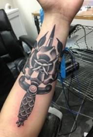 Brako de knabo sur nigra griza skizo punkto dorno lerta krea belega flaga ponardo tatuaje bildo