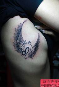 meisjesborst op de borst knap zwart grijs Wings tattoo-patroon