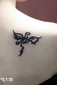 Wzór tatuażu na ramionach małego anioła