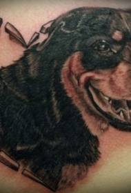Arkasındaki şirin Rottweiler kalp dövme resmi