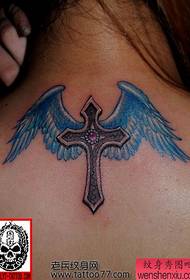meisje nek kruis vleugels tattoo patroon