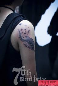 braccio popolare modello tatuaggio piuma pop