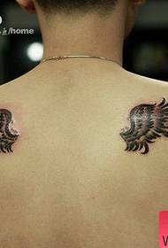 muška leđa lijep crno sivi uzorak tetovaže krila