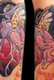 Imatge de tatuatge de cor realista en color del braç