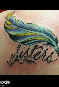 Motivo tatuaggio piuma colore spalla