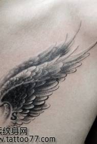 disegno del tatuaggio al petto realistico ali