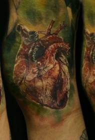 Kolorowe serce tatuaż obraz stylu realizmu ramienia