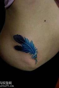 腹部藍色羽毛紋身圖案