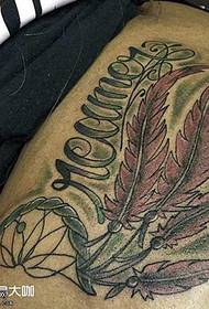 Indietro tre motivi tatuaggio piuma
