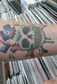 Modello di tatuaggio teschio colorato braccio maschio