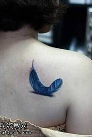 Patró de tatuatge de ploma blava a l'esquena
